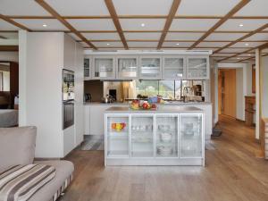 una cocina con un armario blanco con comida. en Apartment Chesa Piz Mezdi - St- Moritz by Interhome, en St. Moritz