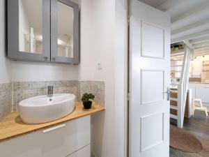 Ένα μπάνιο στο Apartment Le Grillon-1 by Interhome