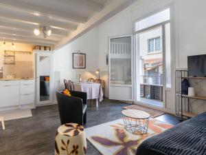 Μια τηλεόραση ή/και κέντρο ψυχαγωγίας στο Apartment Le Grillon-1 by Interhome