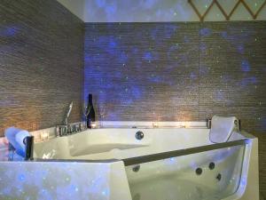 un bagno con vasca e luci di Holiday Home Cosy Home D&D by Interhome a Brod Moravice