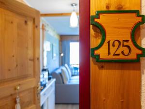 ein Wohnzimmer mit einer Hausnummer an der Wand in der Unterkunft Studio Le Bristol A25-31 by Interhome in Villars-sur-Ollon