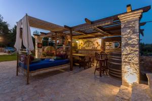 ลานเฉลียงหรือพื้นที่กลางแจ้งของ Agro Art Boutique & Luxury Villas - Two Art Villas with Pools, Unique Decors, and a Treehouse Option