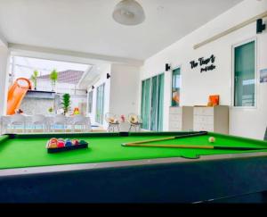 a billiard table in a living room with a pool table at the time pool villa พัทยา in Ban Bung +1 photo