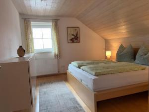 um quarto com uma cama e uma janela em Appartement Carl em Seefeld in Tirol