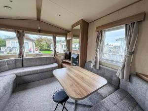 Istumisnurk majutusasutuses 8 Berth Caravan At California Cliffs By Scratby Beach In Norfolk Ref 5Oo42K