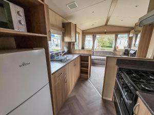 Köök või kööginurk majutusasutuses 8 Berth Caravan At California Cliffs By Scratby Beach In Norfolk Ref 5Oo42K