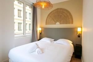 a bedroom with a white bed and a window at Le Chenavard I-hyper centre-Central air conditioning in Lyon