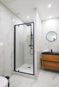 a bathroom with a shower and a toilet and a sink at Le Chenavard I-hyper centre-Central air conditioning in Lyon