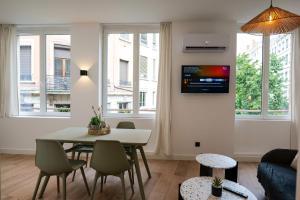 a living room with a table and chairs at Le Chenavard I-hyper centre-Central air conditioning in Lyon