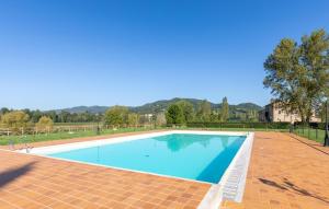 una piscina encima de una casa con techo de tejas en Lovely Apartment In Montone With Wifi, en Montone 23 fotos más