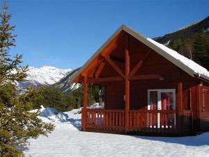 O vedere generală la munți sau o vedere la munte luată de la acest camping