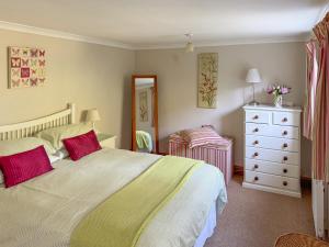 Postel nebo postele na pokoji v ubytování Picket Hill Cottage