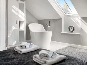 ein Badezimmer mit Waschbecken und Handtüchern auf dem Boden in der Unterkunft Barn Owl Cottage- Ukc6985 in Castleside