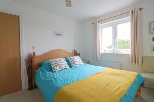 a bedroom with a bed with two pillows on it at MODERN HOLIDAY HOME central St Merryn in Saint Merryn