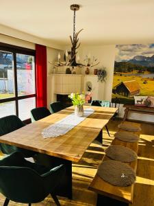 a dining room with a wooden table and chairs at Ferienhaus Alpenperle in Grainau