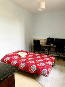 Ένα ή περισσότερα κρεβάτια σε δωμάτιο στο Maison de campagne sarthoise