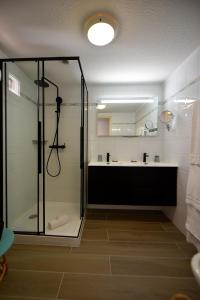 une salle de bain avec douche et lavabo dans l'établissement Santa Giulia - Le village de L'hacienda, à Porto-Vecchio