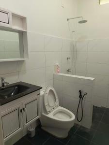にあるIrfan Homestay Johor Lamaのトイレ、洗面台、シャワー付きのバスルーム