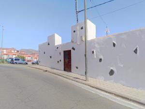 a white building on the side of a street at Estudio La Hornera in La Laguna
