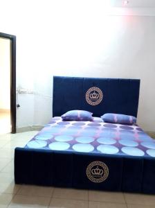 Postel nebo postele na pokoji v ubytování Luxury Furnished Villa with Private Garden & Parking + 5 fotografií