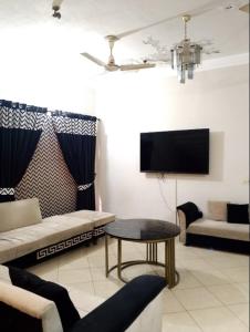 TV a/nebo společenská místnost v ubytování Luxury Furnished Villa with Private Garden & Parking