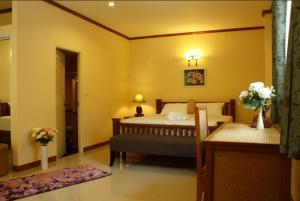 una camera con letto e una camera con tavolo di Happy Mind Resort a Sam Roi Yot