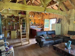 Fotografie z fotogalerie ubytování Tranquil Barn dans le foret v destinaci Sabres