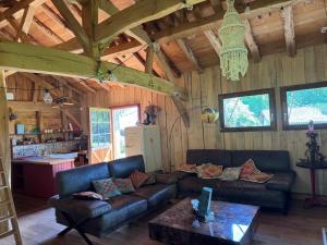 Fotografie z fotogalerie ubytování Tranquil Barn dans le foret v destinaci Sabres