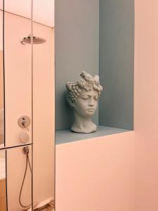 een buste van een hoofd op een plank in een kast bij Luxury Yacht Park Apartment Marina View Gdynia Free Parking in Gdynia +27 foto's