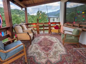 Nespecifikovaný výhled na hory nebo výhled na hory při pohledu z prázdninového domu