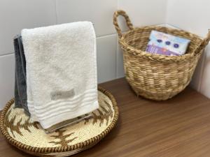un panier assis sur une table avec une serviette dans l'établissement Vista deslumbrante e elegância frente mar!, à Vila Balneária 65 autres photos
