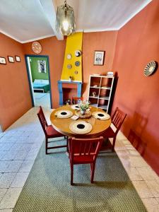 une salle à manger avec une table et des chaises en bois dans l'établissement Wayra Glider Norma Centro, à Norma