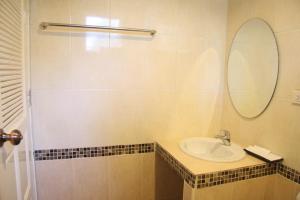 un bagno con lavandino e specchio di Happy Mind Resort a Sam Roi Yot Altre 257 foto