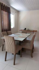 a dining room with a table and chairs at Apartamento Tucano in Alto Paraíso de Goiás