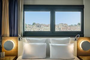 Ένα ή περισσότερα κρεβάτια σε δωμάτιο στο Mercure Roma Centro Colosseo