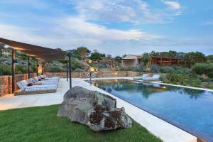 Πισίνα στο ή κοντά στο Villa Six - Your Seaside Retreat at Salinedda Beach Villas