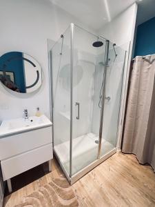 un bagno con doccia e lavandino di Bannacker 2 a Wissembourg Altre 6 foto