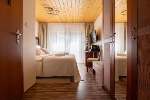 Una habitación de hotel con una cama y una ventana. en Willa RIVA, en Wisła