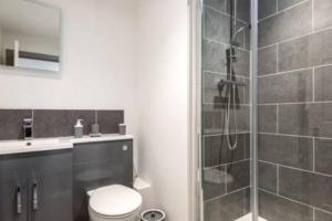 ハルにあるModern 2BR Haven in Hull City Centerのシャワー、トイレ、洗面台を備えたバスルーム