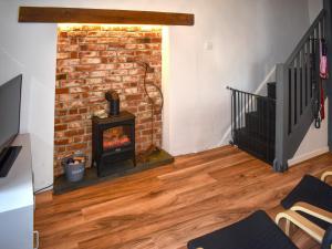sala de estar con chimenea y pared de ladrillo en Serendipity, en Dolton