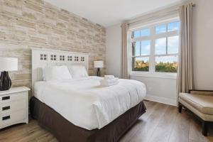 a bedroom with a large bed and a window at Alpine Breeze Getaway at Blue in Blue Mountains +35 photos