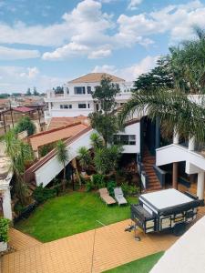 ソウェトにあるVardos Lifestyle Guest Houseの卓球台付きの裏庭の空中風景