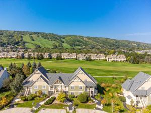 an aerial view of a house at Alpine Breeze Getaway at Blue in Blue Mountains