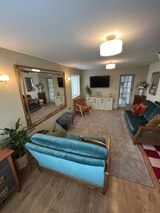 TV a/nebo společenská místnost v ubytování Tastefully decorated 3 bed home