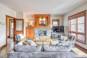 un salon avec deux canapés et une cheminée dans l'établissement Versant Soleil Family Condo at Versant Nord, à Mont-Tremblant