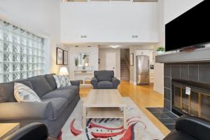 ein Wohnzimmer mit Couch und Kamin in der Unterkunft Slopeside Ski In Ski Out Second Floor Condo in Blue Mountains