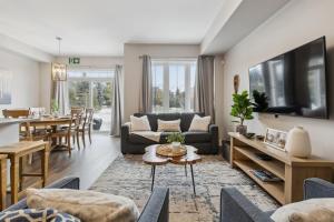 TV a/nebo společenská místnost v ubytování Family Townhome in Historic Snowbridge