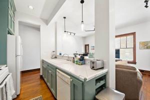 Η κουζίνα ή μικρή κουζίνα στο Downtown loft in the perfect location for all things Galveston