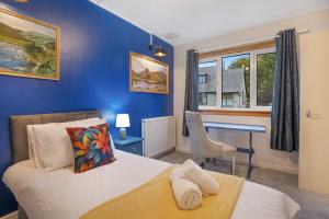 Postel nebo postele na pokoji v ubytování Kirk Brae House - Grampian Lettings