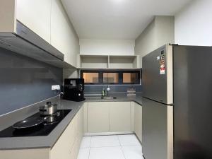 Una pequeña cocina con nevera y fregadero. en NEW Bt Kawan8 3BR Suite-IKEA-UOW-KDU-ColumbiaAsia, en Simpang Ampat